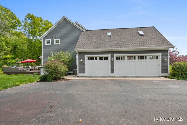 Building Photo - 3757 Lake Birch St NE