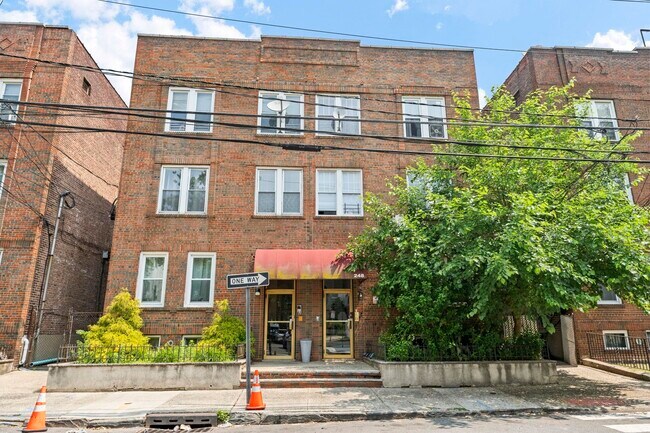 Building Photo - 248 Clendenny Ave