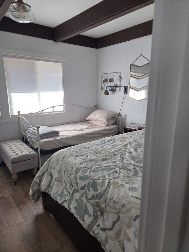 Building Photo - Quiet furnished cabin for ski lease