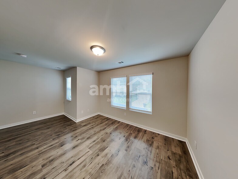 Building Photo - 468 Camp dr