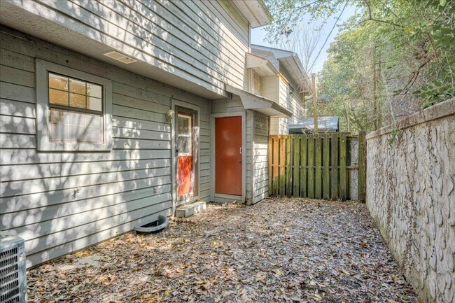 Building Photo - 3128 Village West Drive