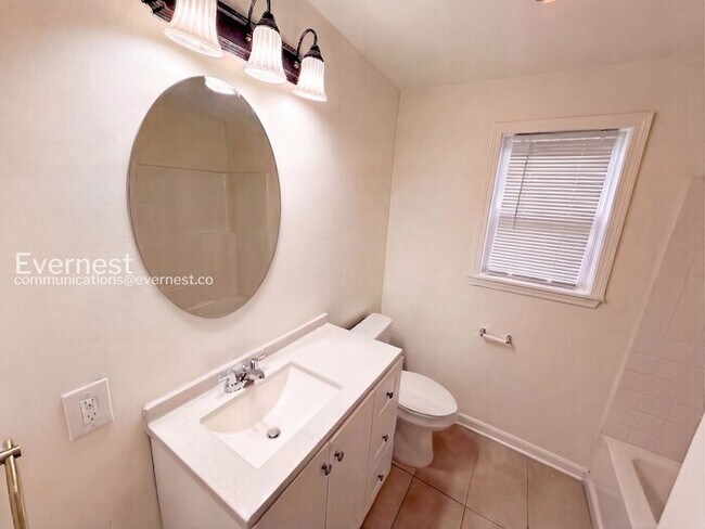 Building Photo - 506 Alpha St S