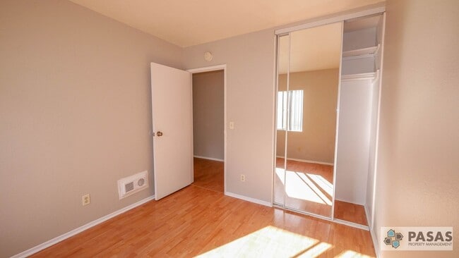 Building Photo - 2nd Floor 3 bed/2 bath Condo!