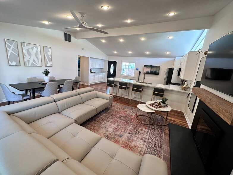 Building Photo - 9962 Pacific Ave