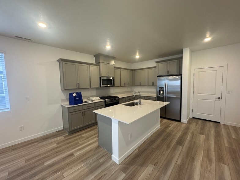 Kitchen - 4138 W Perspective St