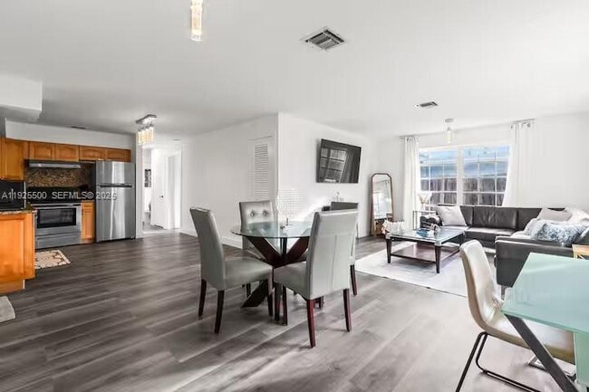 Building Photo - 909 NE 7th St