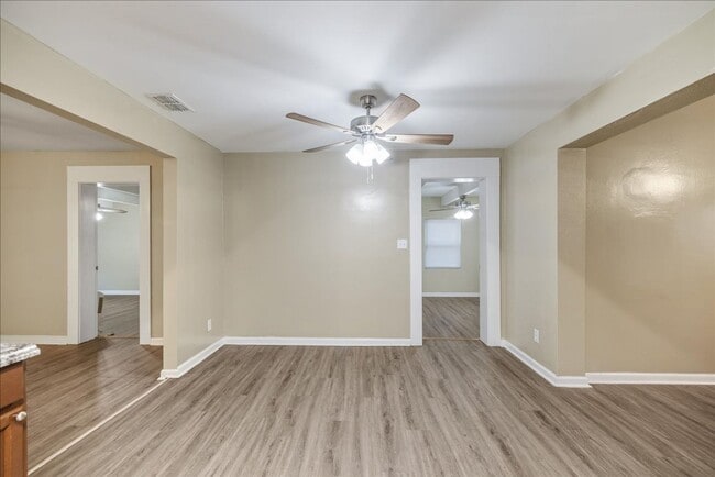 Building Photo - 207 Iris Cir