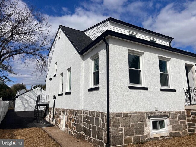 Building Photo - 6722 Brentwood Ave