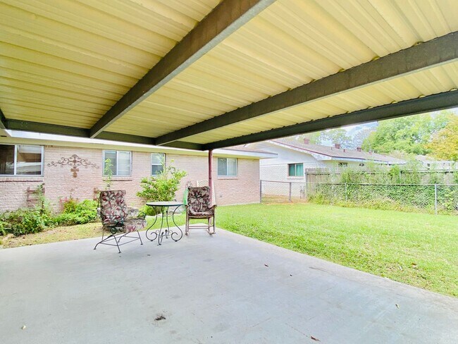 Building Photo - Charming 3 bed/2 bath home near Camellia B...