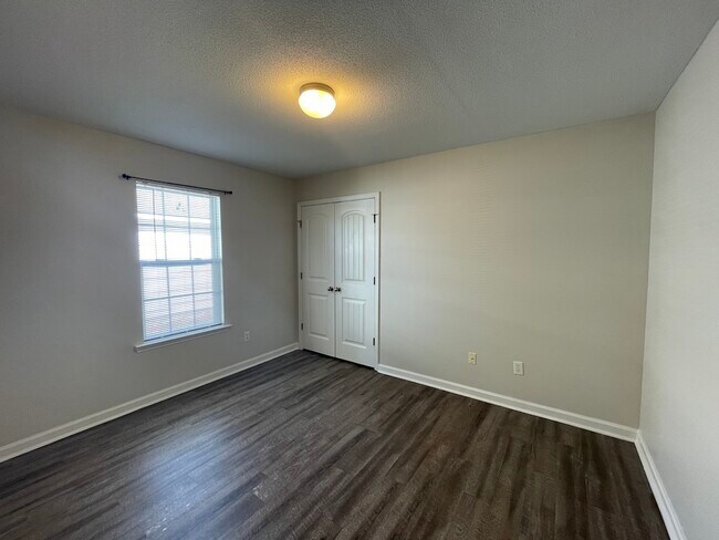 Building Photo - 1808 Chestnut Dr