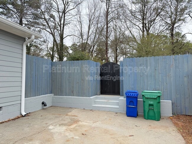 Building Photo - 1900 Selwyn Dr