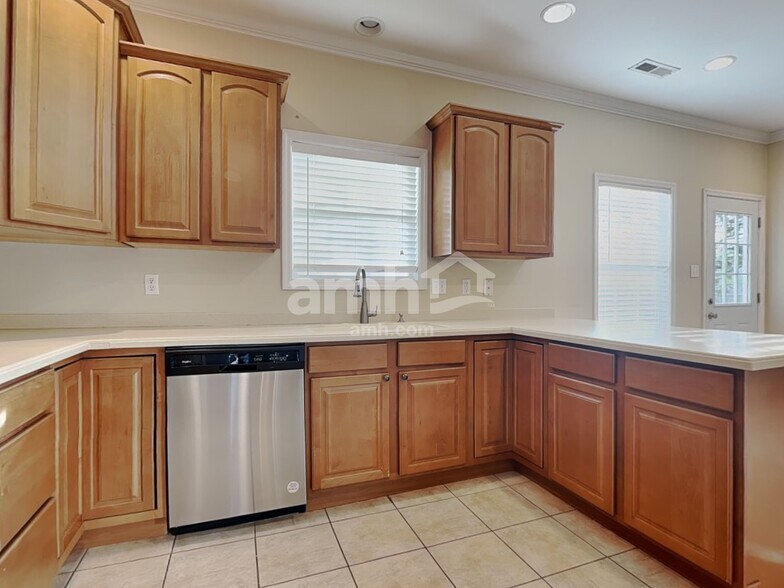 Building Photo - 1641 Silver Oak Ln