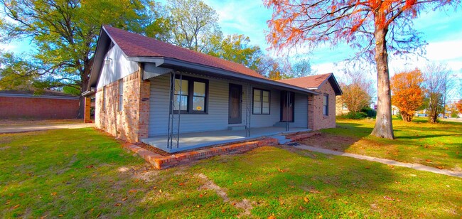 Primary Photo - Nostalgic Charm Awaits - Spacious Home on ...