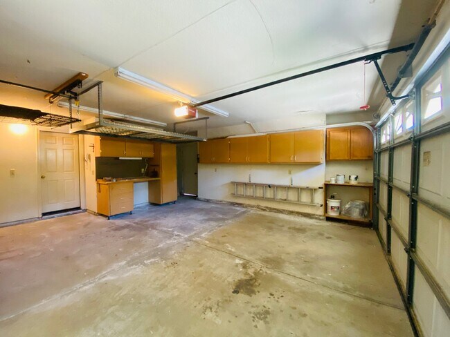 Building Photo - Charming Single-Story Corner Lot Rental