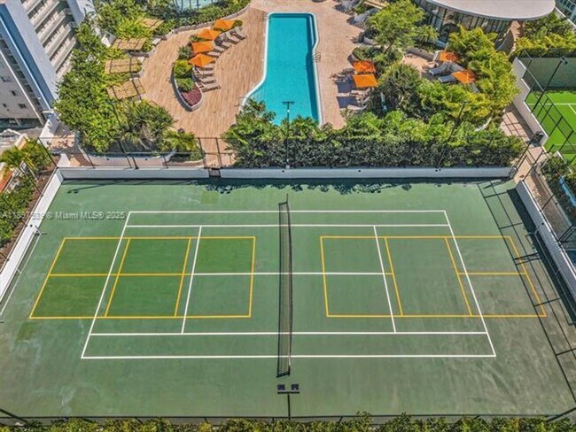 Building Photo - 700 NE 24th St