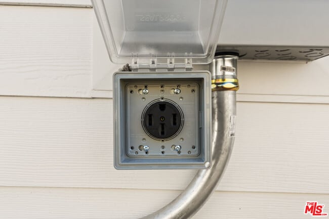 Building Photo - 6917 1/2 Hesperia Ave