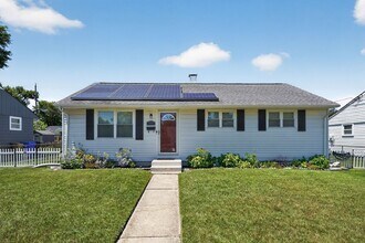 Building Photo - Updated Single-Family Home for Rent in Fairlawn