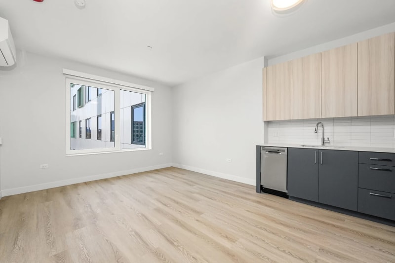 Building Photo - 672 N May St