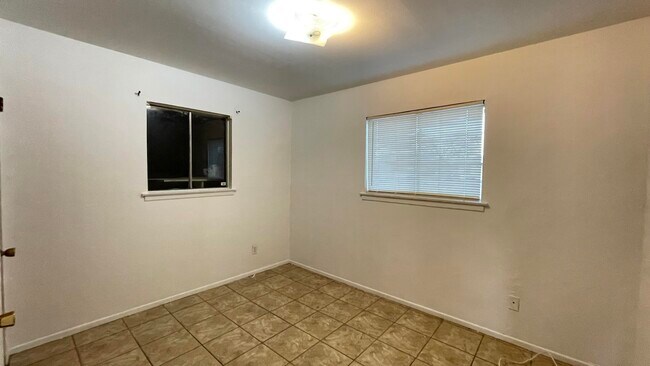 Building Photo - 9224 Montgomery Dr