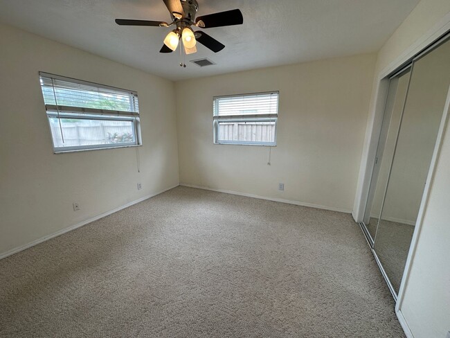 Building Photo - Spacious 2 Bedroom 2 Bathroom Seminole Home with Yard