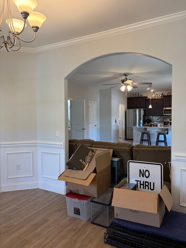 Building Photo - AVAILABLE NOW! (Pet Friendly)