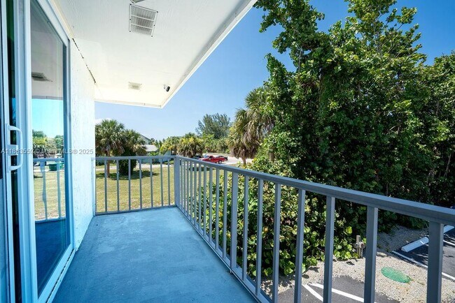 Building Photo - 2305 Tamarind Dr