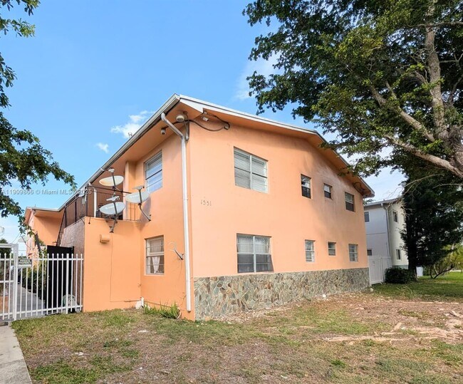 Building Photo - 1551 NE 8th St