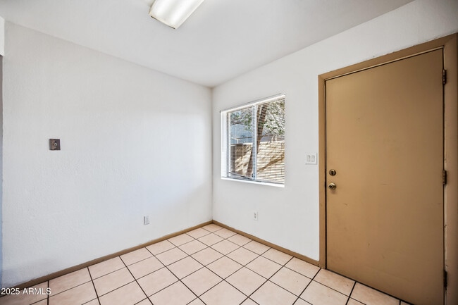 Building Photo - 336 W 5th Pl