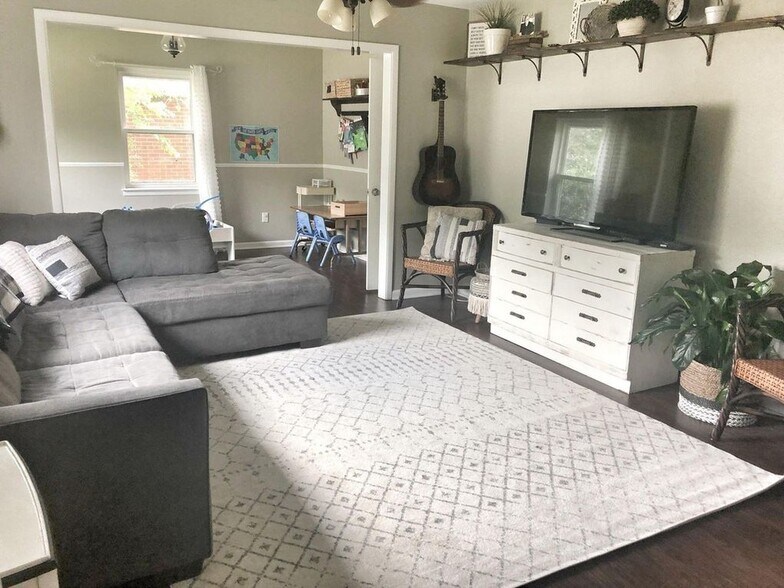 Main living room - 602 Ferretti Ave
