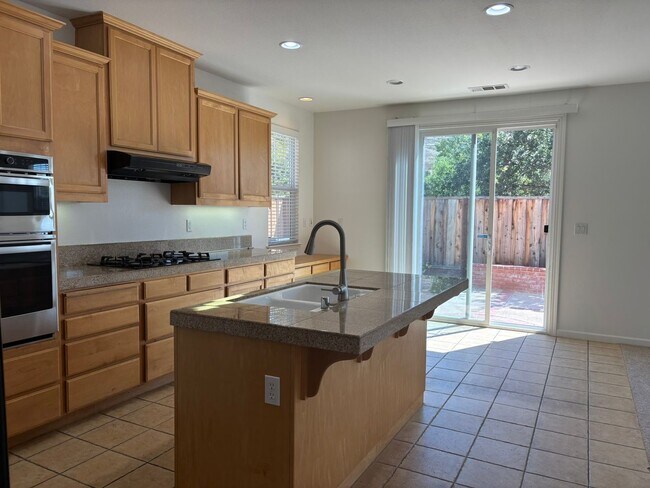 Building Photo - Spacious 4 bed/3 bath home in San Ramon