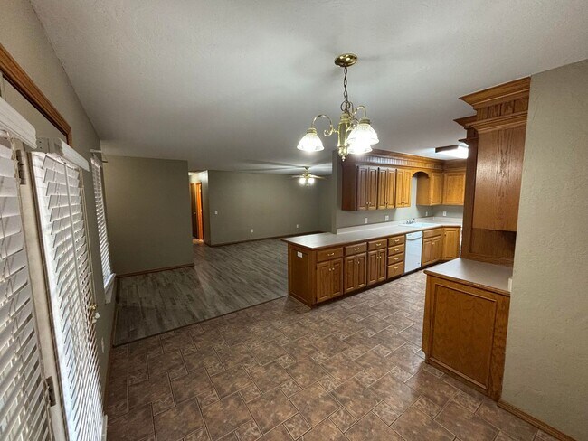 Building Photo - 522 E Rogers Dr