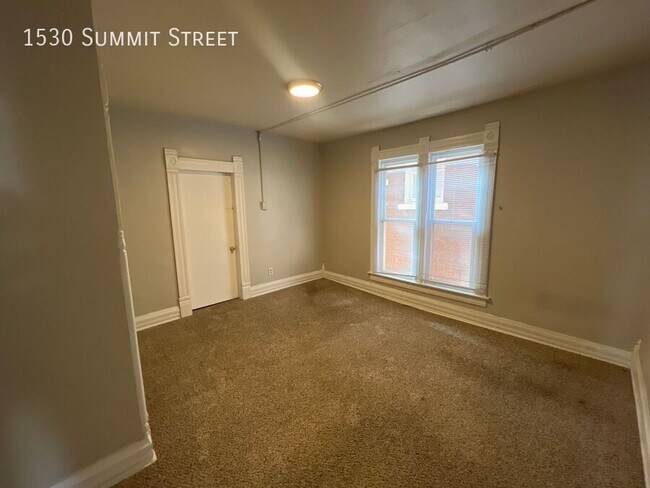 Building Photo - 1530 Summit St
