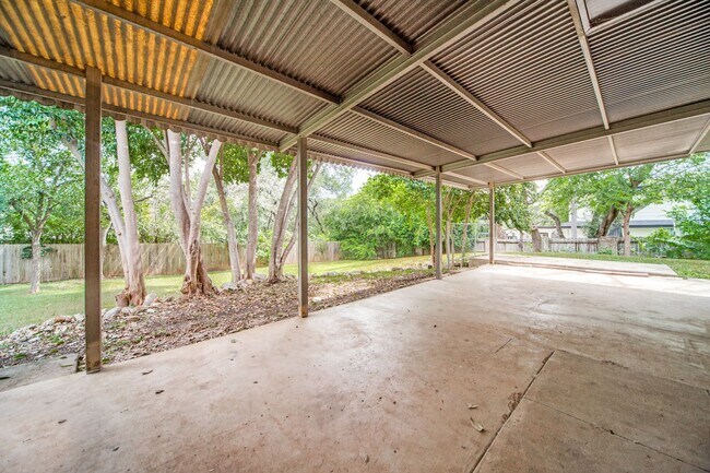 Building Photo - 313 Sagecrest Dr