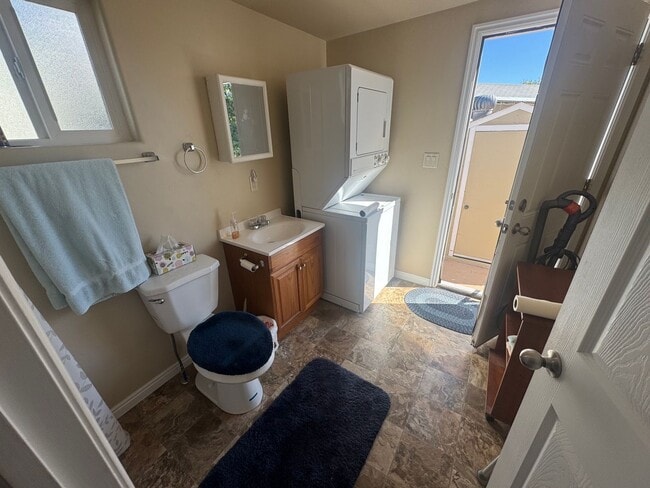 Building Photo - 2 Bed 2 Bath FURNISHED home!