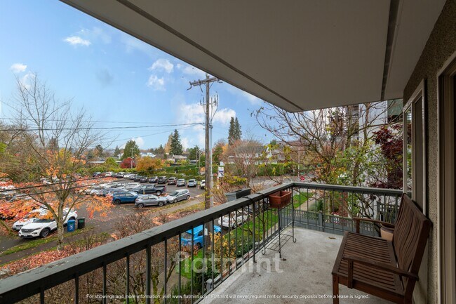 Building Photo - 732 11th Ave E