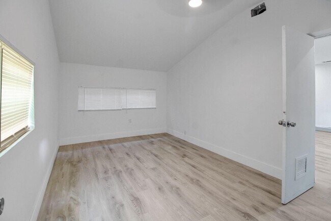 Building Photo - 736 NW 41st St