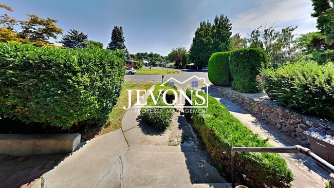 Building Photo - Charming 3-bedroom home with large fenced ...