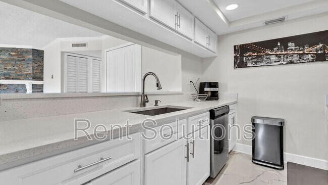 Building Photo - 10192 Seminole Island Dr