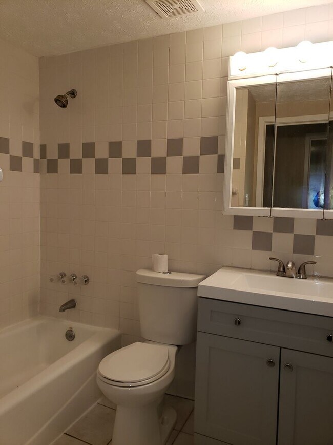 Building Photo - Charming 4 bedroom / 2 bath home waiting f...