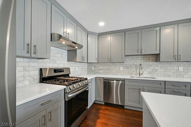 Primary Photo - 266 Garibaldi Ave