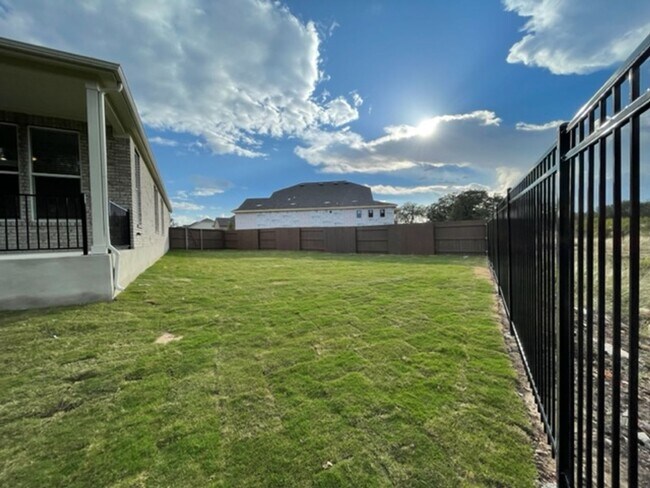 Building Photo - ONE-STORY Home in Marble Falls - 2932 SF with THREE-CAR GARAGE - On a CUL-DE-SAC!