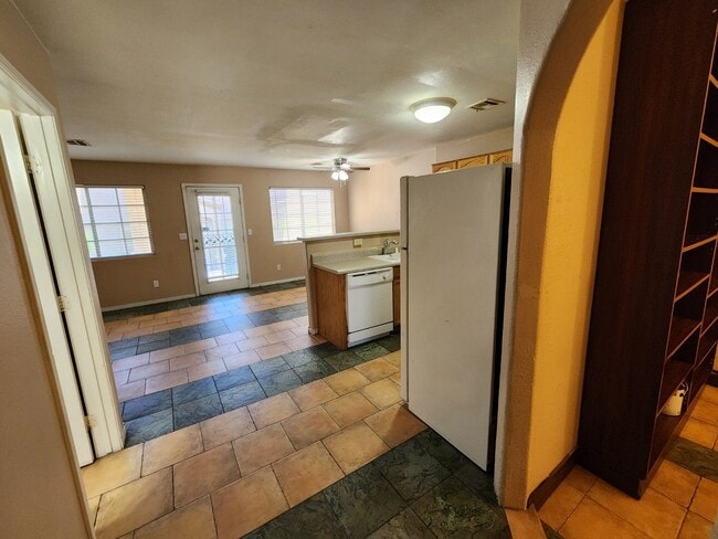 Building Photo - Beautiful 3 Bedroom & 2 1/2 Bath Condo.