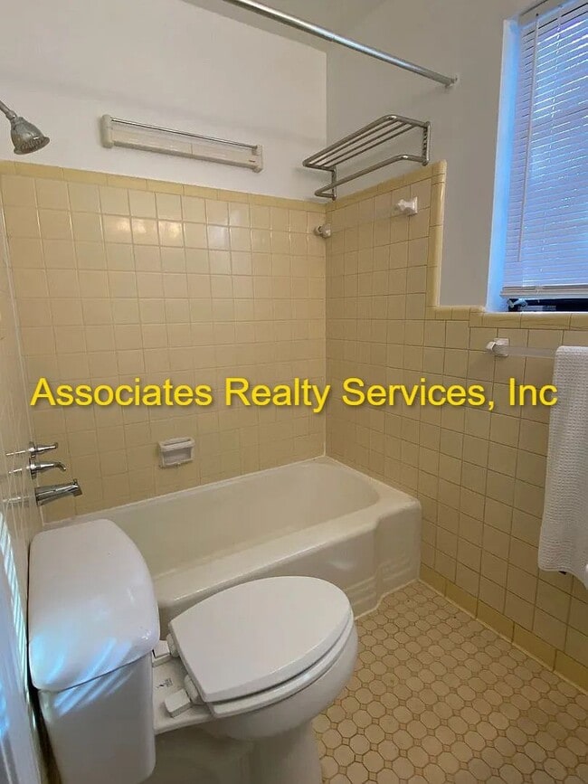 Building Photo - Charming 3 Bedroom w/ study that can be 4th bedroom, 3 Bath Home in Florida Park – Hardwood Floor...