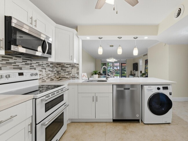 Building Photo - 911 Gardenia Dr