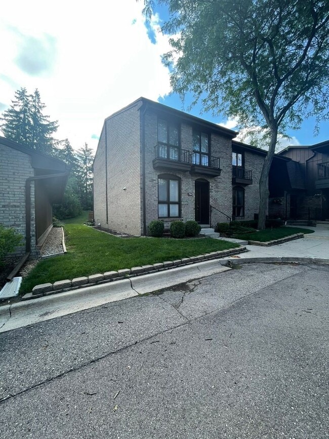 Building Photo - Updated End-Unit Condo in Earhart Village – Prime Location!