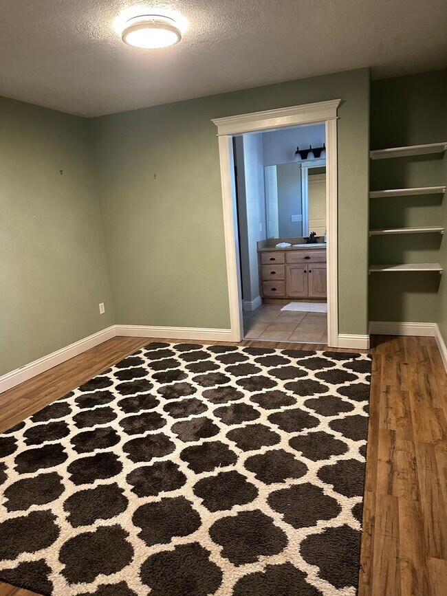 Building Photo - Amazing Price! Amazing Location!