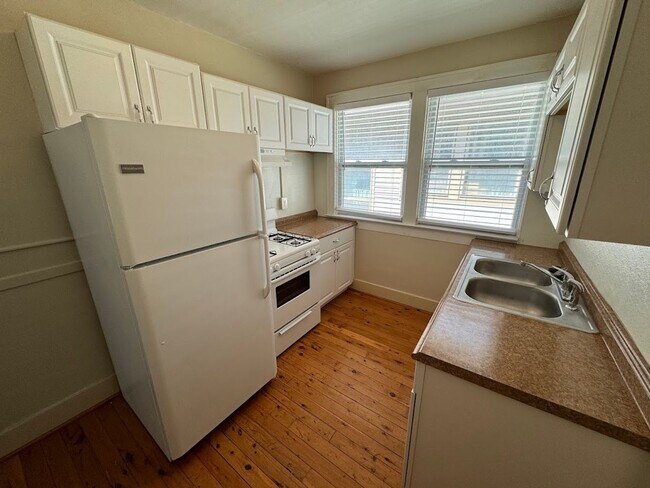 Building Photo - D035 - E Chesterfield 143