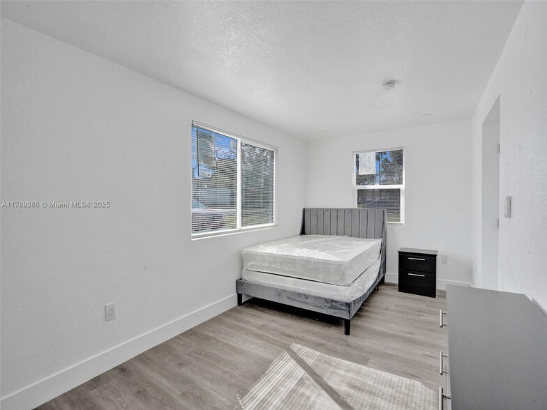 Building Photo - 6147 SW 40th St