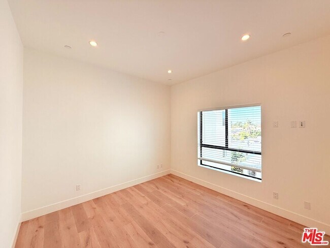 Building Photo - 3414 London St