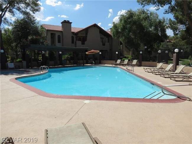 Building Photo - 3 Bed/ 2.5.Ba 2 story townhome , Gated Com...